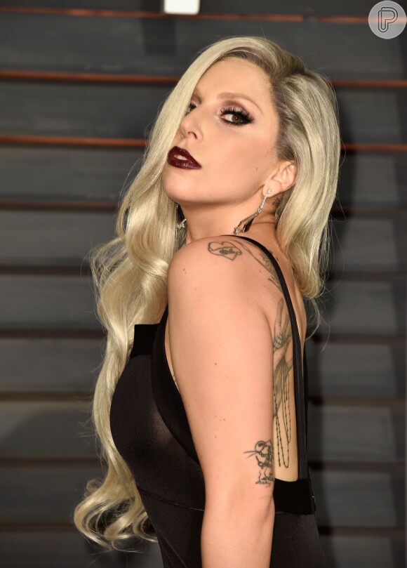 Tatuagens de Lady Gaga ficaram à mostra em vestido da festa pós-Oscar