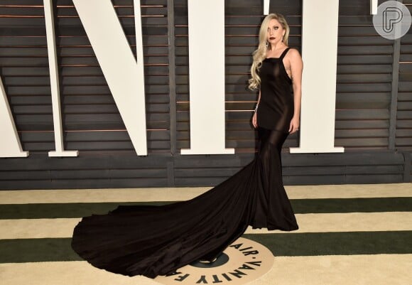 Na festa pós-Oscar, Lady Gaga usou vestido preto básico