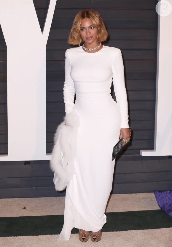 Beyoncé elegeu um look branco total para marcar presença na festa da Vanity Fair