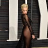 Rita Ora escolheu um vestido cheio de transparências da grife Donna Karan