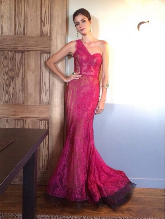 Caroline Ribeiro usa primeiro vestido assinado por Lethicia Bronstein no Oscar 2015, em 22 de fevereiro de 2015