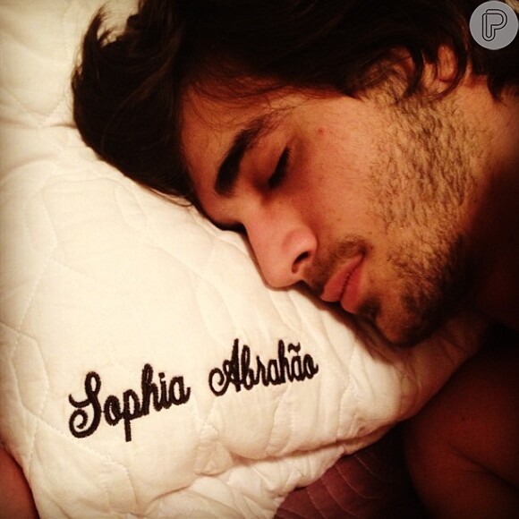 Sophia Abrahão publica foto de Fiuk dormindo em seu travesseiro antes de assumir publicamente o namoro
