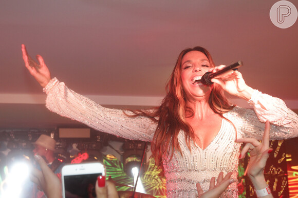 Animada, Ivete Sangalo cantou vários sucessos de sua carreira