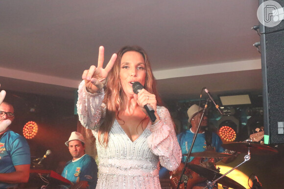Ivete Sangalo se apresentou pela primeira vez em um dos camarote da Marquês de Sapucaí, no Rio de Janeiro, na noite de sábado, 21 de fevereiro de 2015