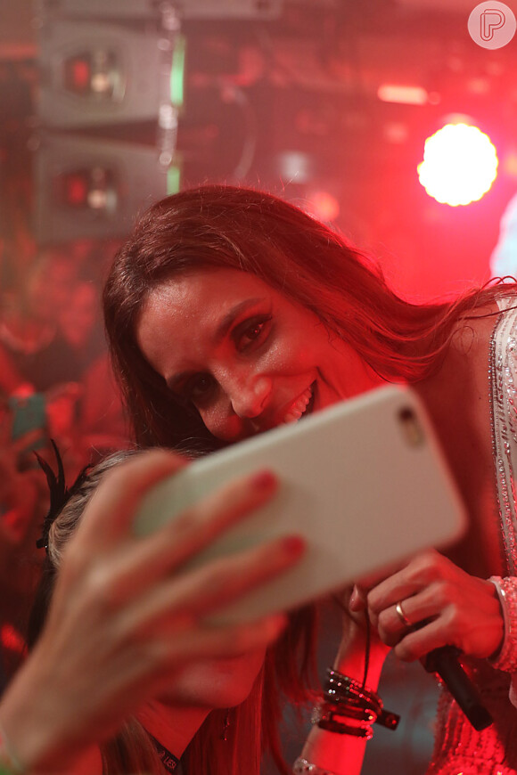 Simpática e atenciosa com os fãs, Ivete Sangalo posa para uma selfie durante o show