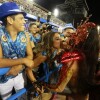 Sabrina Sato aproveitou o Carnaval até o último minuto e deu um selinho em Viviane Araújo, no desfile das capeãs, no Rio