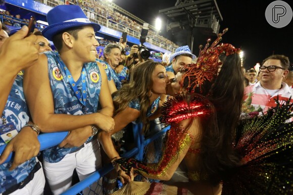 Sabrina Sato aproveitou o Carnaval até o último minuto e deu um selinho em Viviane Araújo, no desfile das capeãs, no Rio