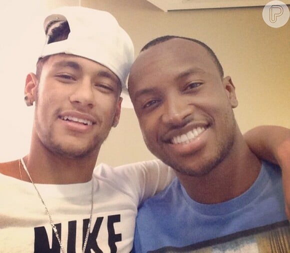 Neymar lamenta ausência no casamento de Thiaguinho, que será realizado nesta terça-feira (24 de fevereiro de 2015)