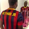 Thiaguinho tirou foto com o presente recebido do amigo Neymar: uma camisa oficial do Barcelona