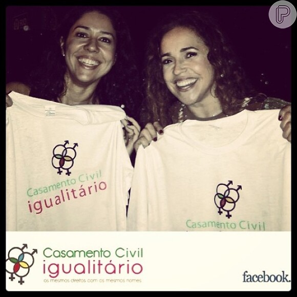 Daniela Marcury e Malu Verçosa posam com camisa de campanha que apoiam o casamento civil igualitário, em 19 de abril de 2013