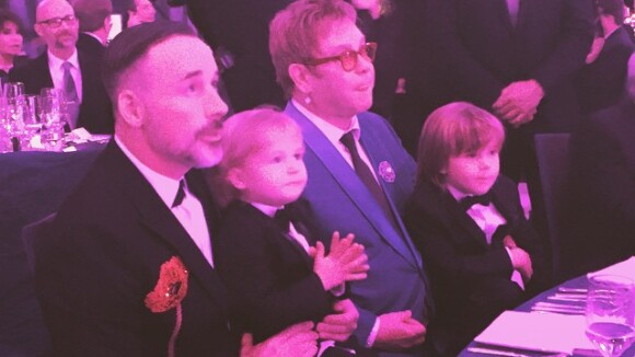 Filhos de Elton John vão à festa do Oscar com o cantor e o marido