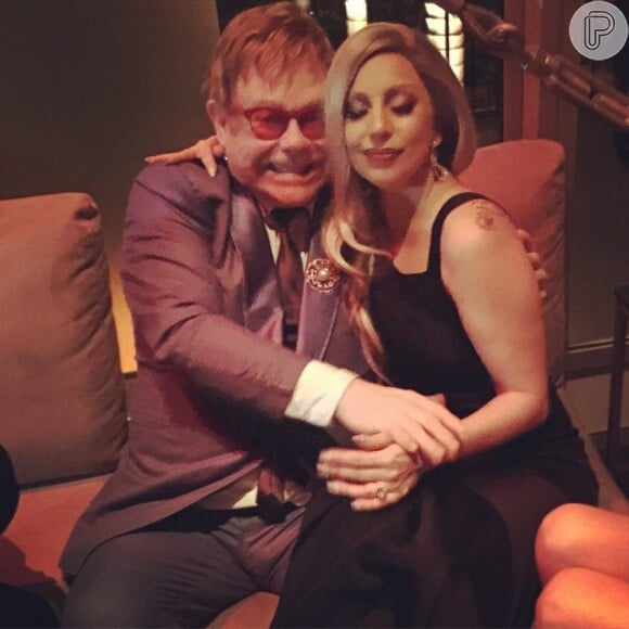 Elton John também posou para foto ao lado de Lady Gaga