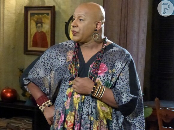 Xana (Aílton Graça) assume o lugar de Antonio (Lucci Ferreira) e se passa por noivo de Naná (Viviane Araújo) na entrevista de adoção,, em 'Império'