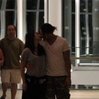 Cleo Pires e Romulo Neto trocam beijos durante passeio por shopping do Rio