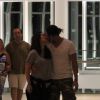 Cleo Pires e Romulo Neto trocaram vários beijos durante passeio em shopping