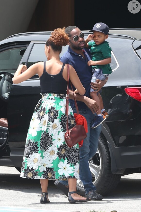 Taís Araújo e Lázaro Ramos passeiam com o filho mais velho no Rio, nesta quarta-feira, 25 de fevereiro de 2015