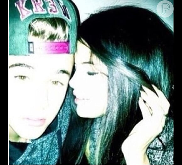 Justin Bieber publicou esta foto em momento de carinho com Selena Gomez, mas deletou em seguida, no sábado, 20 de abril de 2013