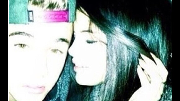 Justin Bieber publica foto juntinho de Selena Gomez e apaga logo depois