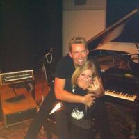 Avril Lavigne é flagrada pela primeira vez ao lado do noivo, Chad Kroeger