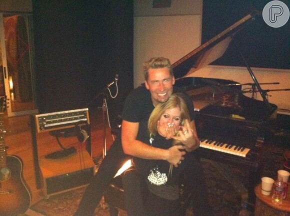 Avril Lavigne e o noivo Chad Kroeger juntos em estúdio