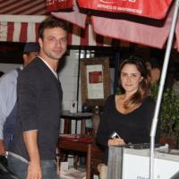Fernanda Vasconcellos e Cássio Reis curtem noite juntos em restaurante, no Rio