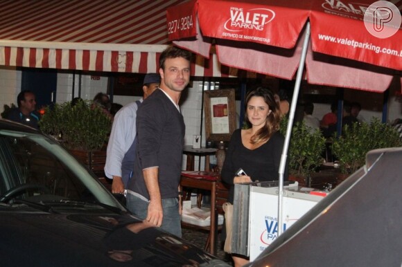 Fernanda Vasconcellos e Cássio Reis são vistos saindo de restaurante no Leblon, na Zona Sul do Rio de Janeiro, em 21 de abril de 2013