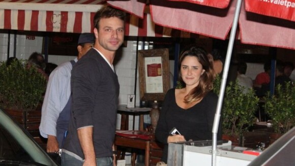 Fernanda Vasconcellos e Cássio Reis curtem noite juntos em restaurante, no Rio
