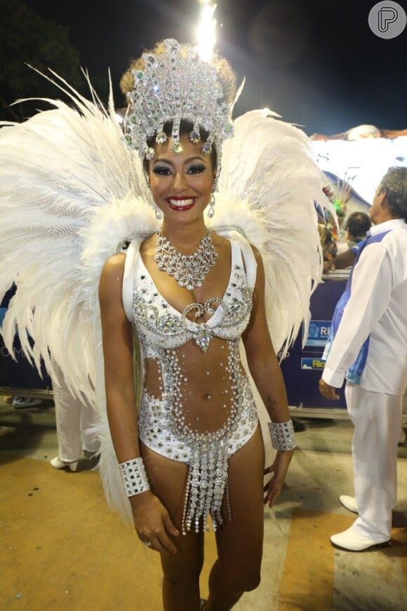 Sheron Menezzes desfilou como destaque da Portela no Carnaval 2015
