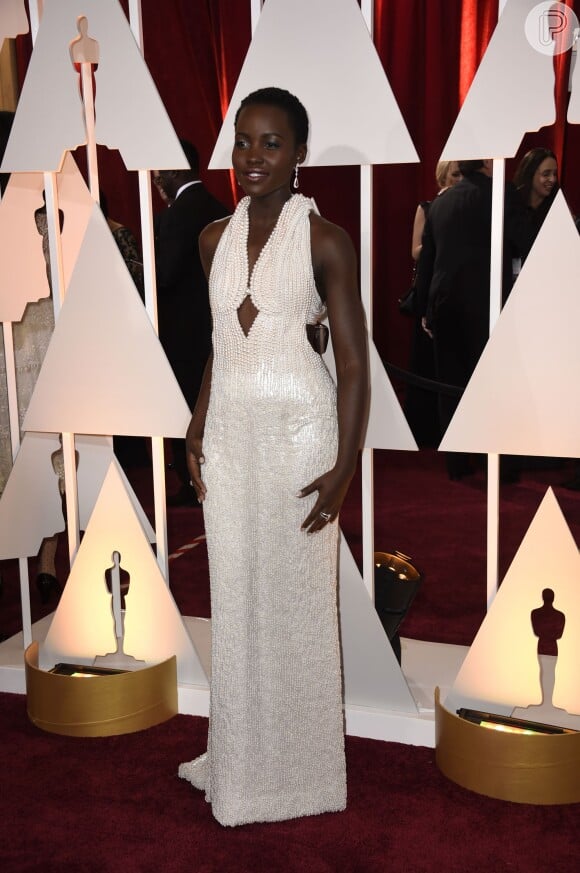 Lupita Nyong'o usou o vestido de 6 mil pérolas brancas que tem a assinatura do estilista da Calvin Klein Francisco Costa