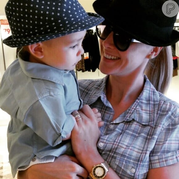 Ana Hickmann posa com o filho de chapéu. Quanta fofura!
