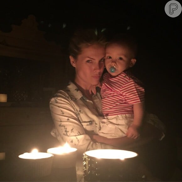 A loira com seu filho à luz de velas, na sua casa