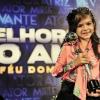 Mel Maia carrega seu troféu de melhor atriz mirim na 17ª edição do Prêmio 'Melhores do Ano' no 'Domingão do Faustão'