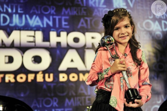 Mel Maia carrega seu troféu de melhor atriz mirim na 17ª edição do Prêmio 'Melhores do Ano' no 'Domingão do Faustão'
