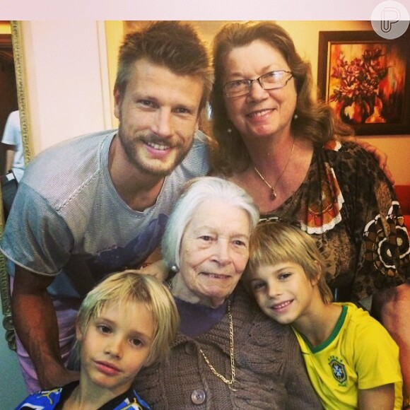 Rodrigo Hilbert postou no seu Instagram uma foto com as quatro gerações de sua família. No registro, publicado nesta sexta-feira, 27 de fevereiro de 2015, ele aparece ao lado da mãe, Suzette, da sua avó e dos filhos, os gêmeos João e Francisco