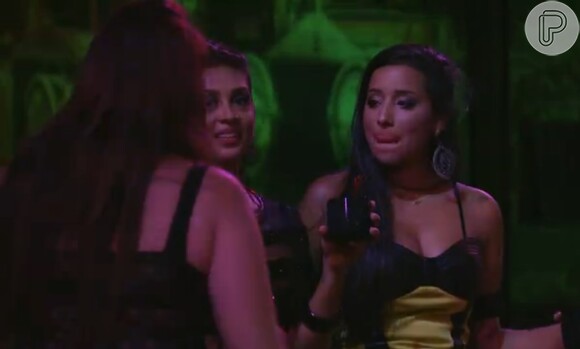 Talita sugere dar um beijo triplo em Amanda e Tamires