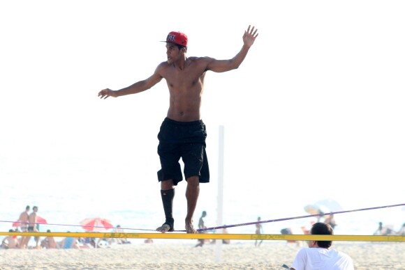Marcello Melo Jr. vem treinando slackline nas praias do Rio