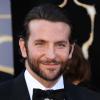 Bradley Cooper posa no tapete vermelho do Oscar 2013