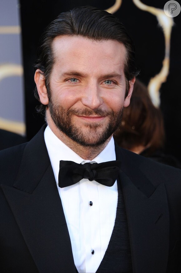 Bradley Cooper posa no tapete vermelho do Oscar 2013