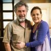 Manuel (Leopoldo Pacheco) vai descobrir que Tina (Elizabeth Savala) leva uma vida de milionária em São Paulo, com outro marido e um filho legítimo, em 'Alto Astral', em março de 2015