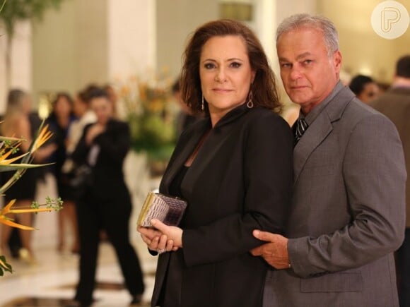 Além de ser mulher de Manuel (Leopoldo Pacheco), Tina (Elizabeth Savala) também é casada com Pedro (Kadu Moliterno), em 'Alto Astral'