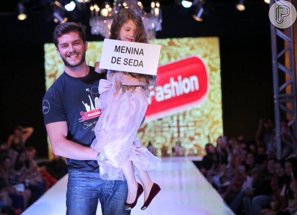 Klebber Toledo pega modelo mirim no colo durante evento de moda no Paraná