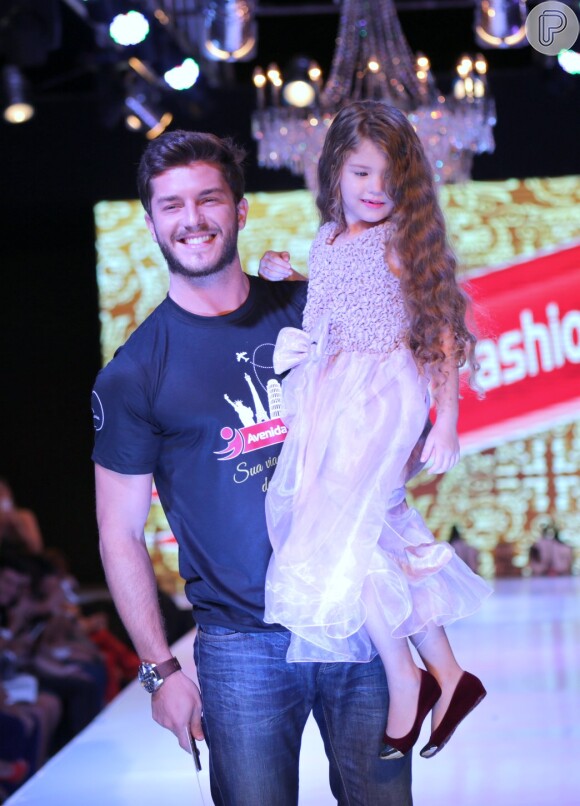 Klebber Toledo desfila com modelo mirim em evento de moda no Paraná