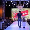 Klebber Toledo desfila com modelo mirim em evento de moda no Paraná