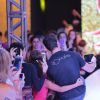 Klebber Toledo faz selfie com fãs durante desfile em evento de moda no Paraná