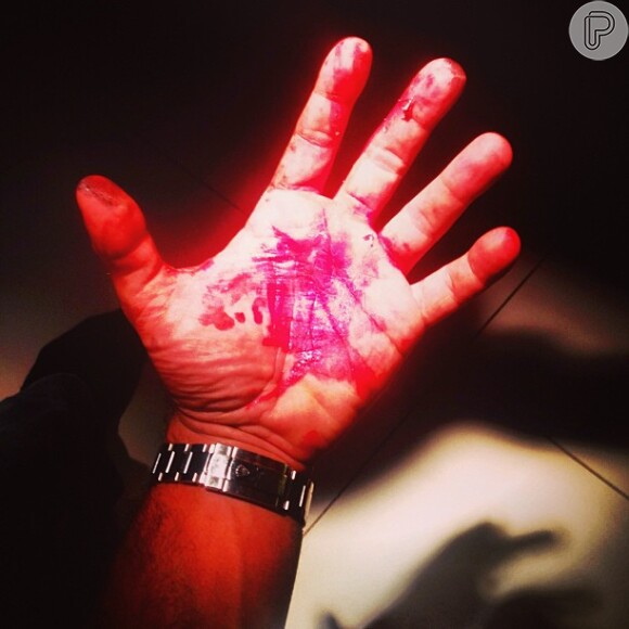 'Minhas mãos estão sujas, mas meu coração é puro', escreveu Jesus Luz, ao publicar uma foto da mão suja de tinta