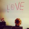 Antonia Morais escreve a palavra 'Love' na parede da casa de Jesus Luz em 22 de abril de 2013