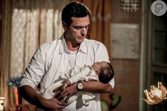 Depois de se declarar para Morena (Nanda Costa), Théo (Rodrigo Lombardi) aceita o fato de que é pai de Jéssica Vitória, em 'Salve Jorge'