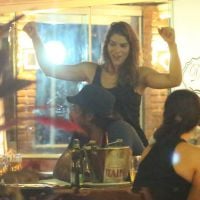 Priscila Fantin, Sheron Menezzes e Samara Felippo curtem noite em bar do Rio