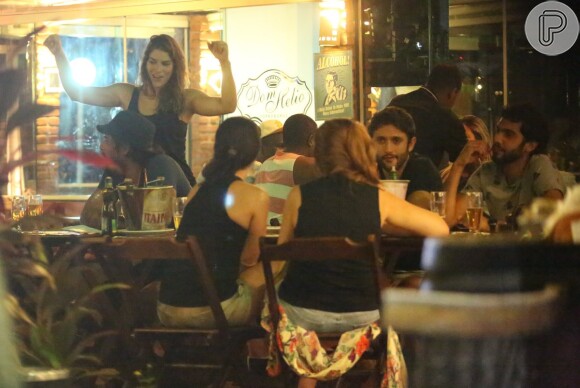 Priscila Fantin se diverte em bar com amigos no Recreio dos Bandeirantes, na Zona Oeste do Rio de Janeiro, em 2 de março de 2015