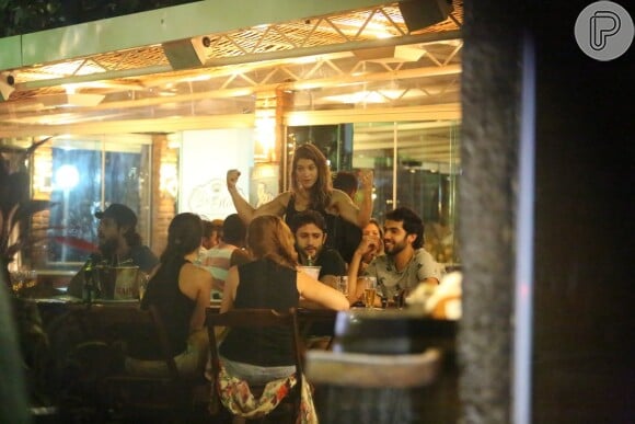 Priscila Fantin se diverte em bar na Zona Oeste do Rio de Janeiro